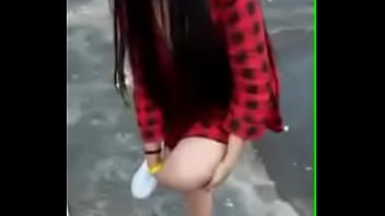 Putita bailando en la calle