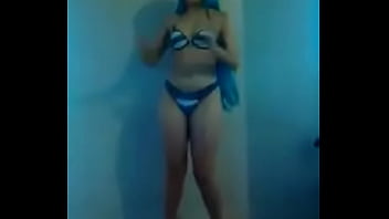 Chica bailando en bikini de cosplay