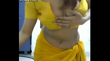 Bhabhi Dancing in Saree and shows her boobs topless myhotporn&period;com