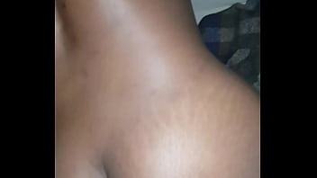 Noche de sexo con mi negrita en el sof&aacute;