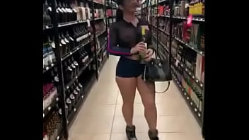 Wera en putishort comprando a&period; en supermercado