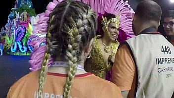 Ellen Rocche desfilando no carnaval grupo especial