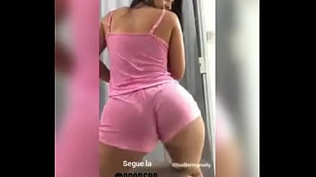 Novinha linda rebolando de shortinho colado