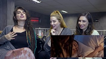 Dread&comma; Clara e Emme juntinhas vendo filme Wake Up