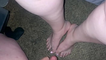 I cum so hard on her sexy feet &lpar;Cum on feet&rpar;