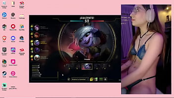 Martina&comma; la chica que hace stream desnuda jugan lol