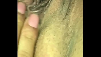 Olivia se mete los dedos en la vagina carnosa rica