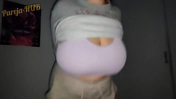 Mi Vecina me pasa un V&iacute;deo jugando con sus Tetas Enormes